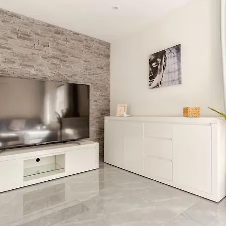 Comfort In Nivy New Downtown At Bus Station Apartment Pressburg
